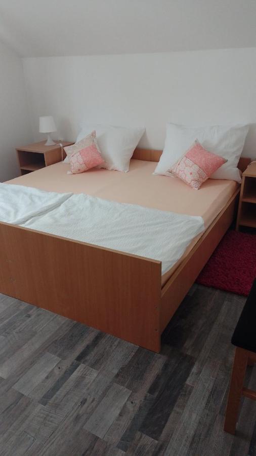 Keti Apartment Plaski Bagian luar foto